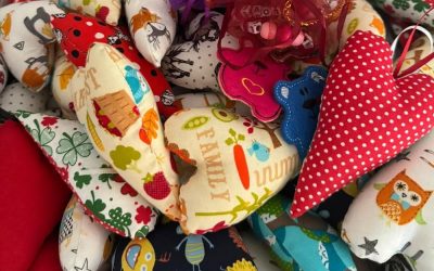 Herzchenkissen und Anhänger bringen Trost: Neue Initiative der Familientherapeutinnen für krebskranke Eltern und ihre Kinder