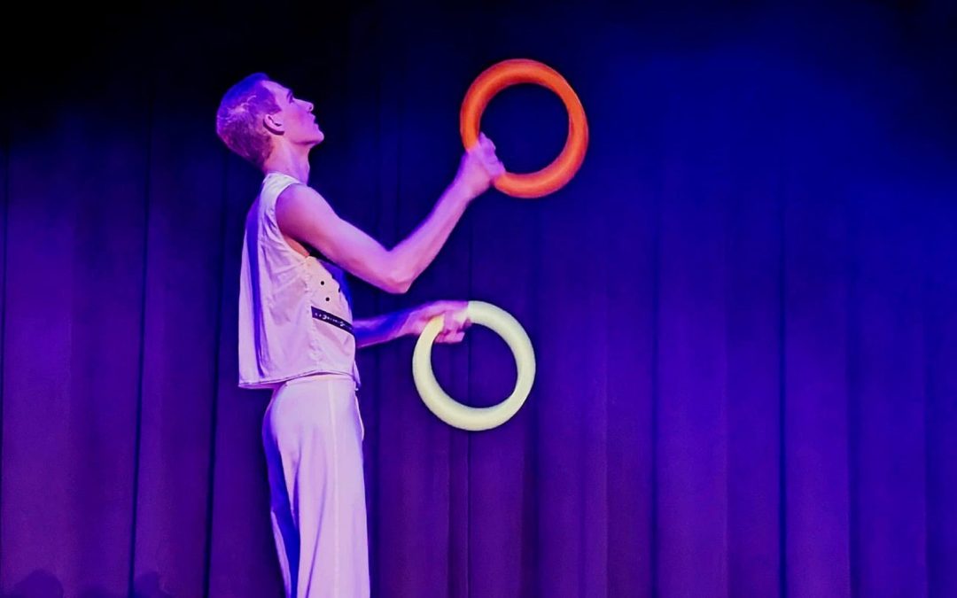 „Hawaiian Nights“: Cirque Mirage begeistert und sammelt 3.508 Euro für MENSCHENMÖGLICHES
