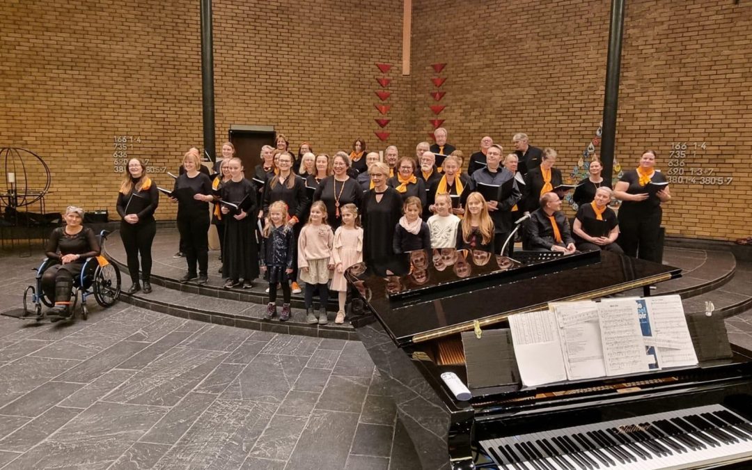 Stimmungsvolles Konzert bringt 2.700 Euro für MENSCHENMÖGLICHES: Ein herzliches Dankeschön an Petra Jachmich und ihren Chor!